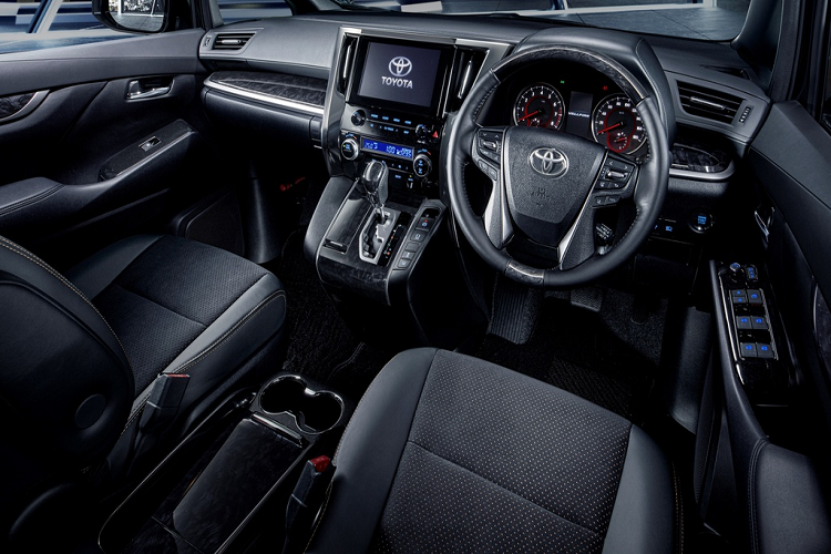 Bên trong nội thất, cả Alphard Type Gold và Vellfire Golden Eyes đều có các chi tiết trang trí dành riêng cho phiên bản đặc biệt. Ghế ngồi được bọc da Ultra Suede đục lỗ hoặc da tổng hợp, vô lăng và bảng điều khiển trung tâm cũng được bọc da. Ốp gỗ hoặc kim loại trang trí. Tay nắm cửa trước và sau đều được mạ chrome.