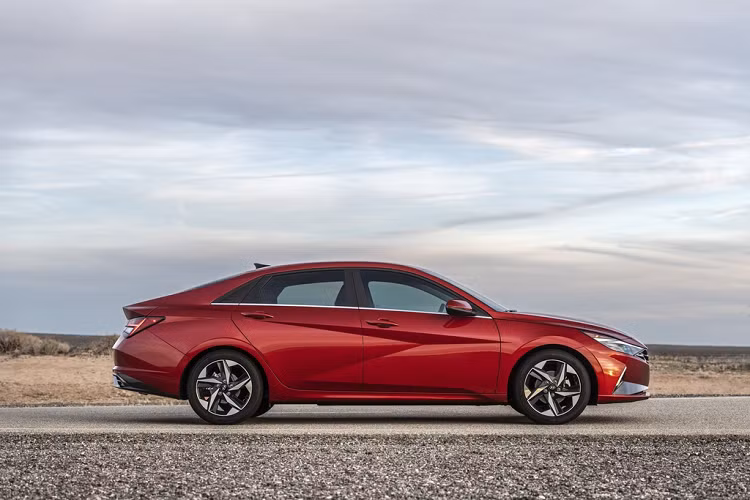 Với mức giá xe Hyundai Elantra 2021 SEL khoảng 20.900 USD, xe đi kèm mâm hợp kim 16 inch, đề nổ bằng nút bấm, điều hòa không khí 2 vùng tự động, dàn âm thanh 6 loa, radio vệ tinh SiriusXM và kết nối Blue Link.