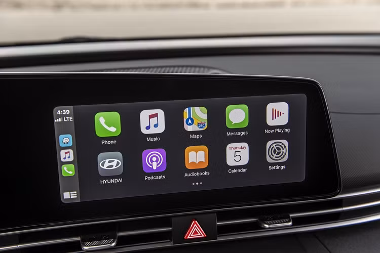 Ở bên trong, Hyundai Elantra SE 2021 mới được trang bị khá đầy đủ dù chỉ là bản tiêu chuẩn. Mẫu xe sở hữu cửa sổ chỉnh điện, màn hình thông tin giải trí 8 inch tích hợp kết nối Android Auto/Apple CarPlay không dây, dàn âm thanh 4 loa và màn hình đa thông tin 4,2 inch ở bảng đồng hồ.