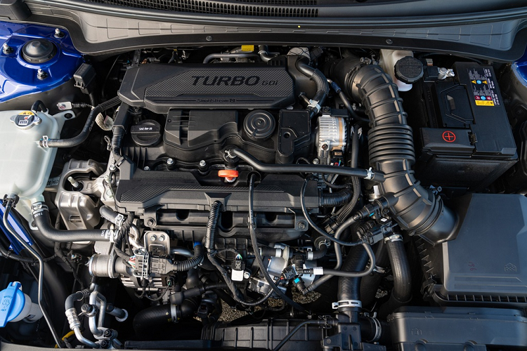 Như đã giới thiệu trước đó, phiên bản thể thao Elantra N Line cũng được ra mắt. Elantra N Line có kiểu dáng thể thao hơn, hệ thống phanh hiệu suất cao và mâm hợp kim 18 inch. Dưới nắp ca-pô là động cơ tăng áp 4 xy-lanh 1.6L sản sinh công suất 201 mã lực và mô-men xoắn 264 Nm. Phiên bản thể thao của Elantra đi kèm hộp số sàn 6 cấp hoặc hộp số ly hợp kép 7 cấp.