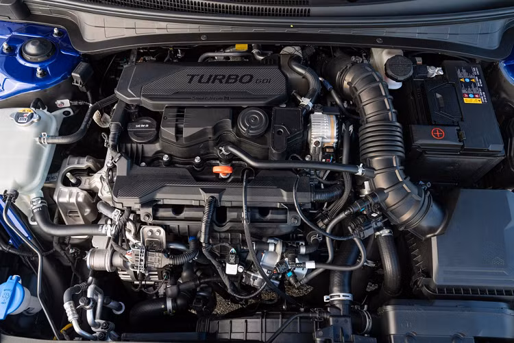 Như đã giới thiệu trước đó, phiên bản thể thao Elantra N Line cũng được ra mắt. Elantra N Line có kiểu dáng thể thao hơn, hệ thống phanh hiệu suất cao và mâm hợp kim 18 inch. Dưới nắp ca-pô là động cơ tăng áp 4 xy-lanh 1.6L sản sinh công suất 201 mã lực và mô-men xoắn 264 Nm. Phiên bản thể thao của Elantra đi kèm hộp số sàn 6 cấp hoặc hộp số ly hợp kép 7 cấp.