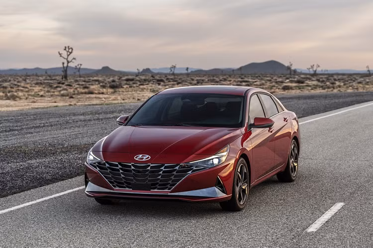 Elantra Limited sở hữu các trang bị của 2 phiên bản kể trên, kết hợp đèn chiếu sáng LED, ghế bọc da và màn hình thông tin giải trí 10,25 inch. Xe cũng được trang bị gương chiếu hậu tự động chống chói, cảnh báo khoảng cách an toàn khi lùi xe, hỗ trợ tránh va chạm khi lùi xe và hỗ trợ lái xe trên đường cao tốc.