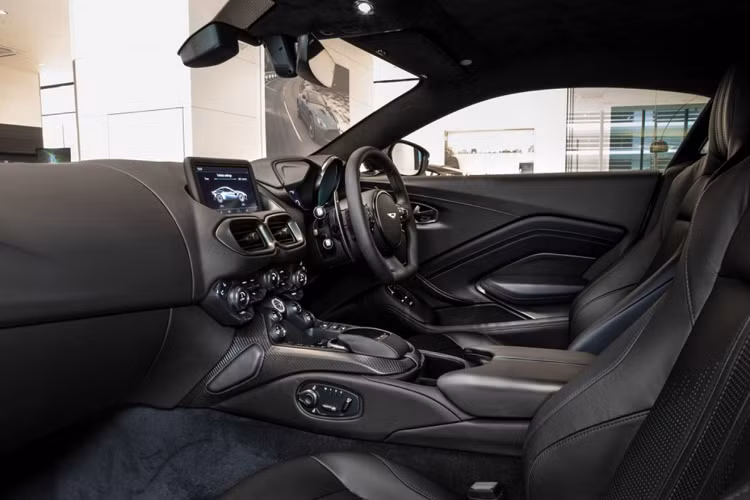 Khoang lái của Aston Martin Vantage Dark Knight Edition phủ chất liệu da Caithness và Alcantara cao cấp. Nội thất tối màu kết hợp với nhiều chi tiết nổi bật giúp cho mẫu xe thể thao này trở nên sang trọng hơn.