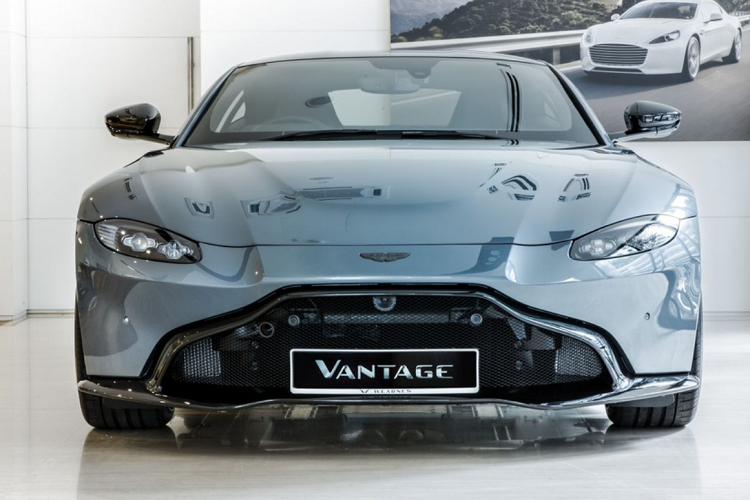 Aston Martin Vantage Dark Knight Edition sử dụng phanh gốm carbon có khả năng hoạt động ổn định ở nhiệt độ cao (trên 800 độ C). Nhờ sử dụng hệ thống phanh này, xe giảm được 24 kg so với phiên bản dùng phanh tiêu chuẩn.