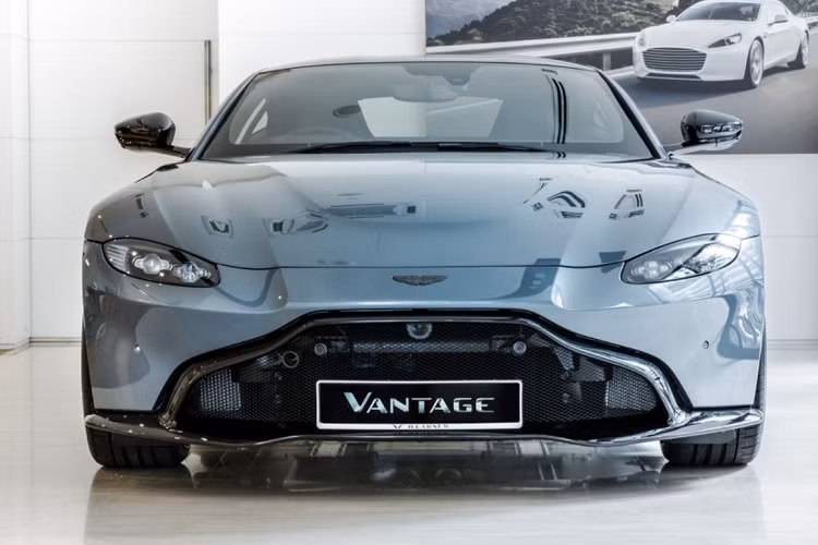 Aston Martin Vantage Dark Knight Edition sử dụng phanh gốm carbon có khả năng hoạt động ổn định ở nhiệt độ cao (trên 800 độ C). Nhờ sử dụng hệ thống phanh này, xe giảm được 24 kg so với phiên bản dùng phanh tiêu chuẩn.