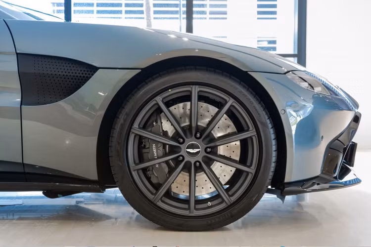 Aston Martin chưa công bố giá bán của phiên bản đặc biệt này.