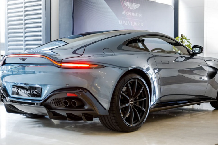 Được biết, giá xe Aston Martin Vantage bản tiêu chuẩn khởi điểm từ 163.137 USD (khoảng 3,8 tỷ đồng) tại thị trường Malaysia (chưa gồm thuế và các khoản phí khác).