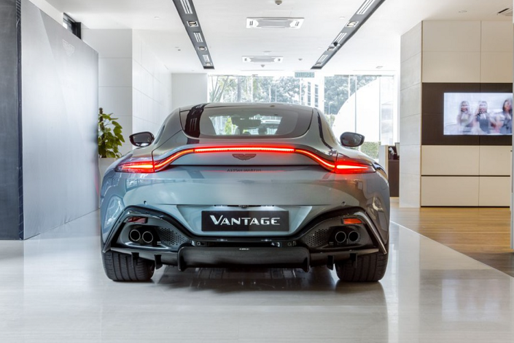 Phiên bản Dark Knight cũng có một số tùy chọn mới được Aston Martin Lagonda giới thiệu hồi đầu năm giúp nâng cao tính khí động học cho xe.
