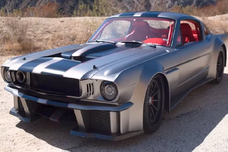 Chiếc Ford Mustang hầm hố trong ảnh dưới đây, vốn có khởi đầu cuộc đời là một chiếc đời 1965 thông thường, đã được độ lại khủng khiếp tới mức giờ đây có giá trị 1 triệu USD (khoảng hơn 23 tỷ đồng). Bên cạnh đó, nó cũng là một trong những chiếc Mustang cơ bắp hợp pháp đi đường hố nhanh nhất trên thế giới.