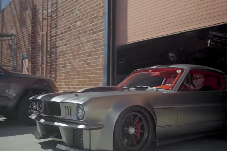 Không chỉ có phần ngoại thất xe là đặc biệt. Bên dưới nắp capô giờ đây là một khối động cơ V8 cũng được độ lại mà có phần bên trong được rèn thủ công cũng như một bộ siêu nạp khổng lồ và cả hệ thống tăng áp kép. Chiếc xe hiện tại có công suất 1.003 mã lực chuyền tới bánh sau, nhưng có thể độ lên 1.200 mã lực nếu muốn.