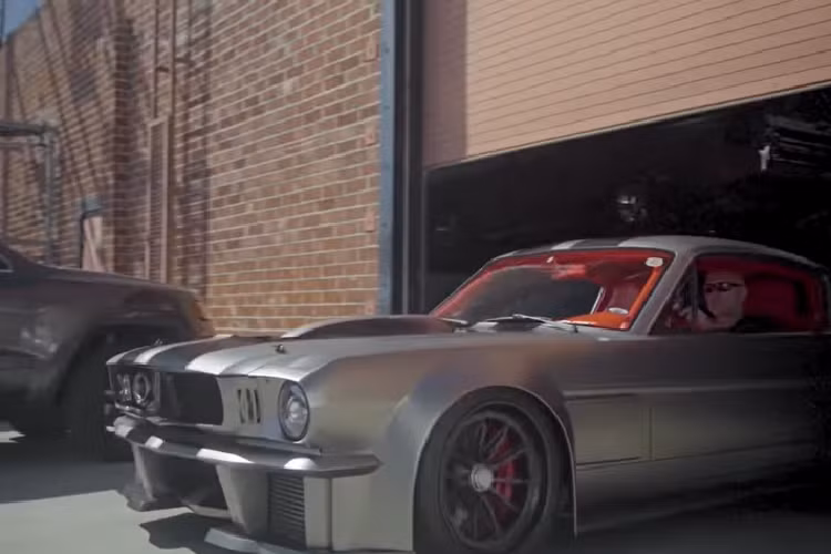 Không chỉ có phần ngoại thất xe là đặc biệt. Bên dưới nắp capô giờ đây là một khối động cơ V8 cũng được độ lại mà có phần bên trong được rèn thủ công cũng như một bộ siêu nạp khổng lồ và cả hệ thống tăng áp kép. Chiếc xe hiện tại có công suất 1.003 mã lực chuyền tới bánh sau, nhưng có thể độ lên 1.200 mã lực nếu muốn.