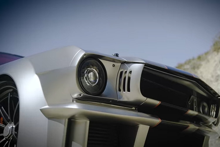 Chiếc siêu xe Vicious Mustang này hiện đang nằm dưới sự chăm sóc của Shawn Davis từ Autotopia, một cơ sở chứa xe cao cấp tại “Thành phố Thiên thần” Los Angeles, Mỹ. Dự án độ xe của Autotopia bắt đầu với một chiếc xe cơ sở rẻ tiền, và rồi họ giúp nó “lột xác” hoàn toàn.