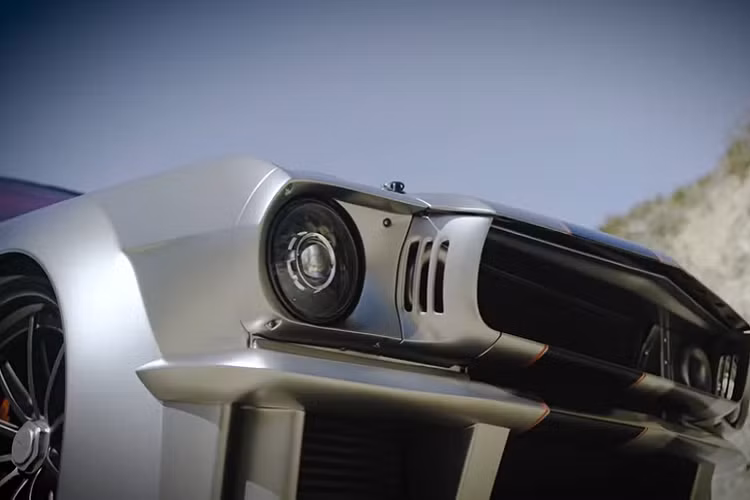 Chiếc siêu xe Vicious Mustang này hiện đang nằm dưới sự chăm sóc của Shawn Davis từ Autotopia, một cơ sở chứa xe cao cấp tại “Thành phố Thiên thần” Los Angeles, Mỹ. Dự án độ xe của Autotopia bắt đầu với một chiếc xe cơ sở rẻ tiền, và rồi họ giúp nó “lột xác” hoàn toàn.