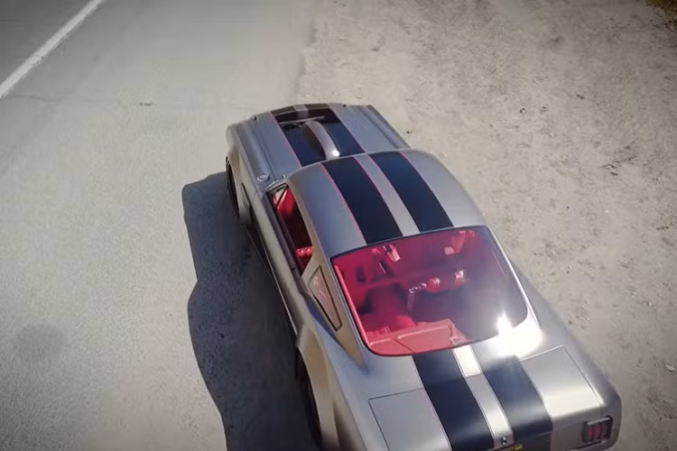 Đội ngũ chế tạo đã động vào mọi bộ phận của xe, với ngoại trừ phần khung, tất cả những phụ tùng khác đều là hàng mới tinh. Chúng bao gồm một thân vỏ kim loại làm thủ công cũng như hệ thống treo và các phụ tùng phanh độ riêng biệt. Davis khẳng định rằng phải mất hơn 10.000 giờ lao động để hoàn thành chế tạo chiếc xe mà giờ đây được gọi là “Vicious Mustang”.