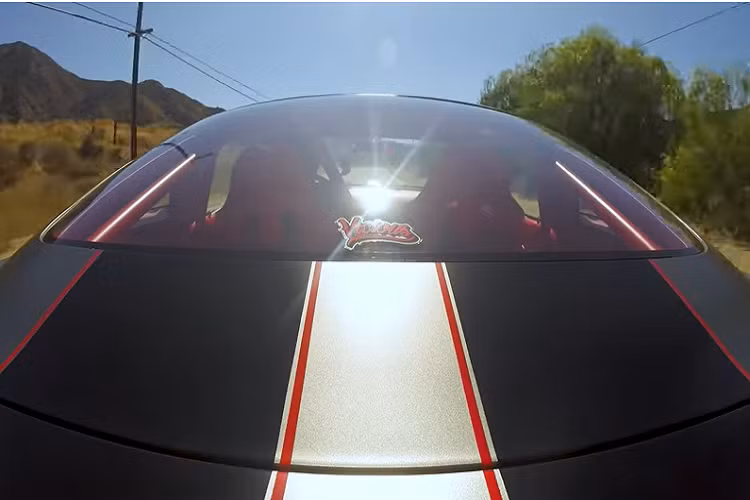 Phối hợp với hệ truyền động độc đáo trên là một hộp số 6 cấp liên tục tương tự với những gì có trong một chiếc xe đua GT3.