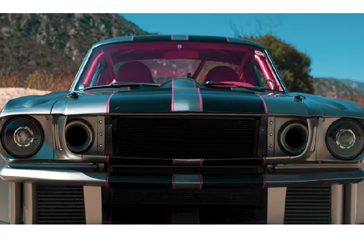 Đối với phần nội thất, chủ xe rõ ràng là không ngại ngùng thể hiện cá tính và đưa ra một thông điệp mạnh mẽ tới người nhìn bằng việc hoàn thiện mọi chi tiết với chất liệu màu đỏ.