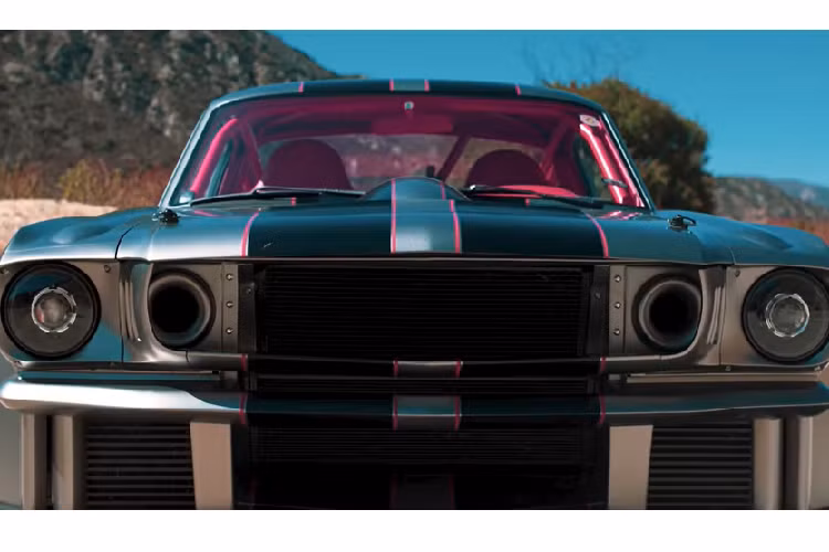 Đối với phần nội thất, chủ xe rõ ràng là không ngại ngùng thể hiện cá tính và đưa ra một thông điệp mạnh mẽ tới người nhìn bằng việc hoàn thiện mọi chi tiết với chất liệu màu đỏ.