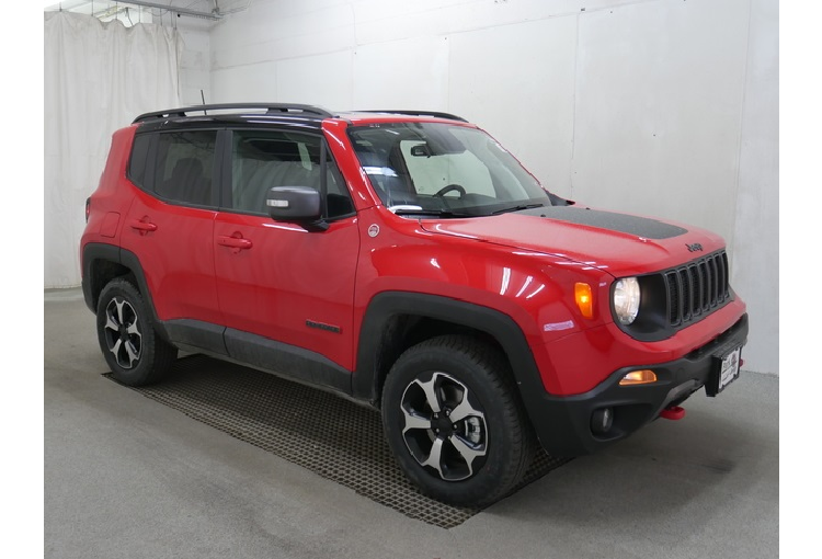 Thông số kỹ thuật chính xác của mẫu ôtô Jeep Renegade 2020 vẫn chưa được công bố. Nhìn vào các phiên bản quốc tế, mẫu crossover tại Đông Nam Á có thể đi kèm với hệ thống thông tin giải trí màn hình cảm ứng Uconnect 5 inch đi kèm với định vị, Android Auto và Apple CarPlay dưới dạng tiêu chuẩn.