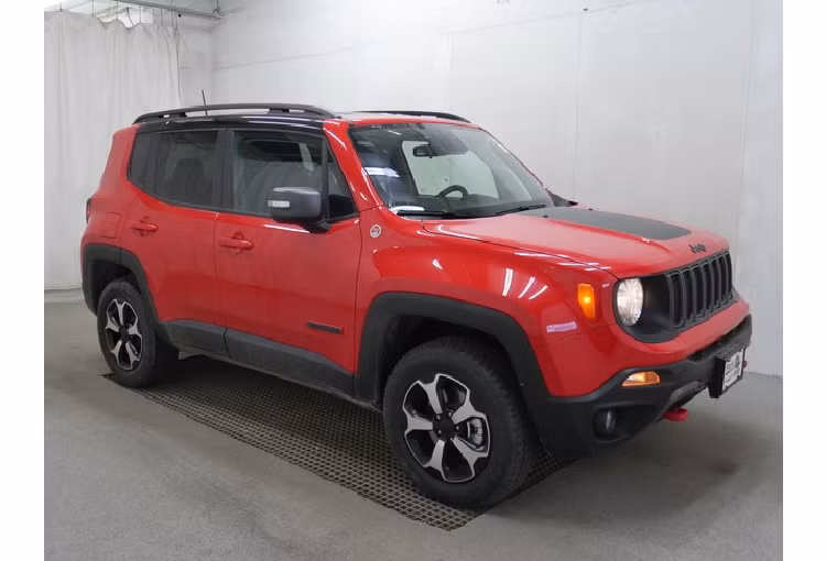 Thông số kỹ thuật chính xác của mẫu ôtô Jeep Renegade 2020 vẫn chưa được công bố. Nhìn vào các phiên bản quốc tế, mẫu crossover tại Đông Nam Á có thể đi kèm với hệ thống thông tin giải trí màn hình cảm ứng Uconnect 5 inch đi kèm với định vị, Android Auto và Apple CarPlay dưới dạng tiêu chuẩn.