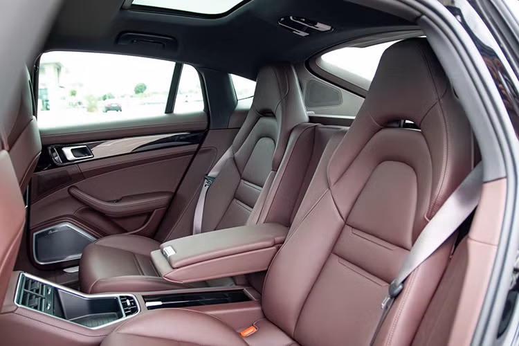 Bản Turbo S có ghế chỉnh điện 14 hướng với chức năng ghi nhớ vị trí ghế và cấu hình GTS đi kèm ghế thể thao thích ứng 18 hướng. Màn hình cảm ứng 12,3 inch là trang bị tiêu chuẩn trên tất cả phiên bản. Turbo S trang bị hệ thống âm thanh 14 loa của Bose, trong khi các phiên bản còn lại sử dụng hệ thống âm thanh 21 loa của Burmester.