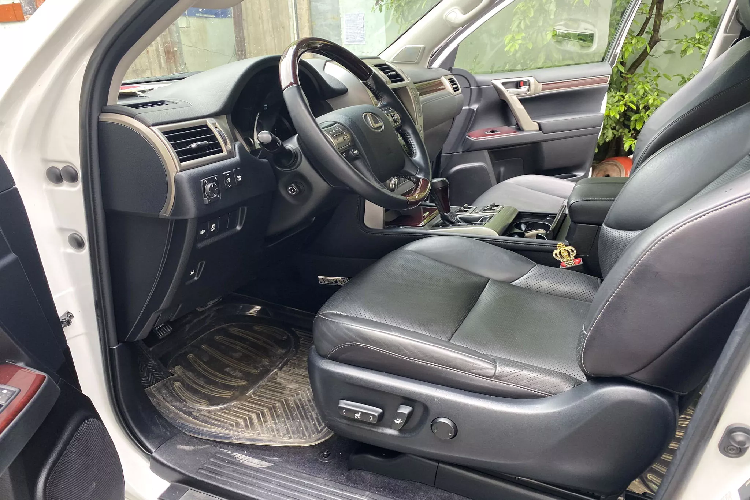 Mẫu SUV “người anh em” với Land Cruiser Prado – Lexus GX 460 sở hữu thiết kế sang trọng, trang nhã. Phần đầu GX460 2016 sở hữu cụm lưới tản nhiệt cỡ lớn tạo hình chữ “X”. Bên dưới nắp ca-pô Lexus GX 460 2016 chính là động cơ V8 dung tích 4.6L (4.608 cc), hút khí tự nhiên, VVT-i, cho công suất tối đa 301 mã lực tại vòng tua máy 5.500 vòng/phút và mô-men xoắn cực đại 446 Nm tại 3.500 vòng/phút.