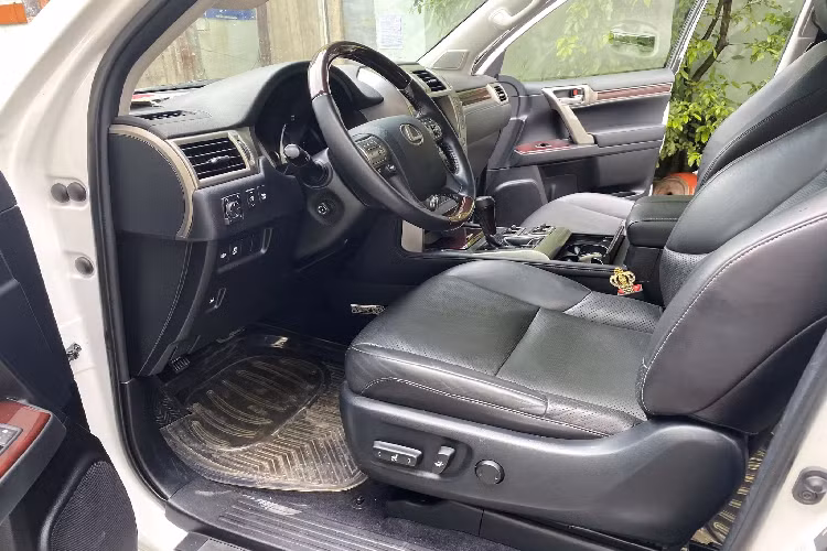 Mẫu SUV “người anh em” với Land Cruiser Prado – Lexus GX 460 sở hữu thiết kế sang trọng, trang nhã. Phần đầu GX460 2016 sở hữu cụm lưới tản nhiệt cỡ lớn tạo hình chữ “X”. Bên dưới nắp ca-pô Lexus GX 460 2016 chính là động cơ V8 dung tích 4.6L (4.608 cc), hút khí tự nhiên, VVT-i, cho công suất tối đa 301 mã lực tại vòng tua máy 5.500 vòng/phút và mô-men xoắn cực đại 446 Nm tại 3.500 vòng/phút.