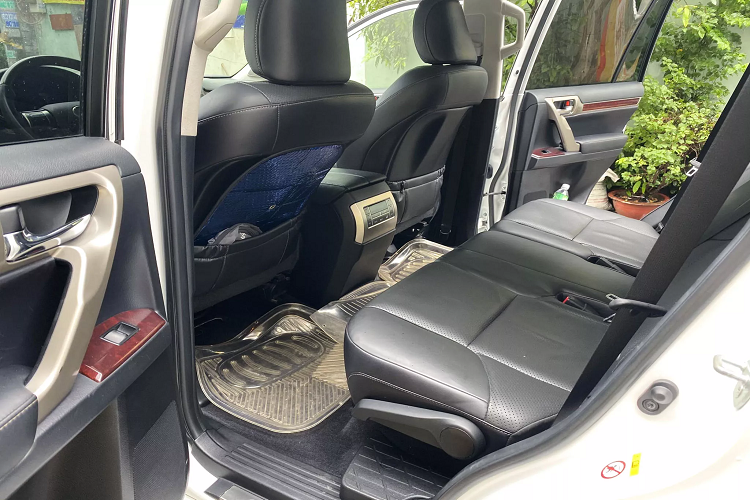 Chính giữa bảng điều khiển là màn hình giải trí sử dụng thống thông tin-giải trí “Lexus Enform”. Trang bị hệ thống âm thanh vòm cao cấp. Nội thất của các mẫu xe nhà Lexus được người dùng đánh giá cao ở ghế da mềm mại, cho cảm giác ngồi êm ái. Cabin thiết kế tiện dụng, bền bỉ và không cho cảm giác xe lỗi thời theo thời gian.