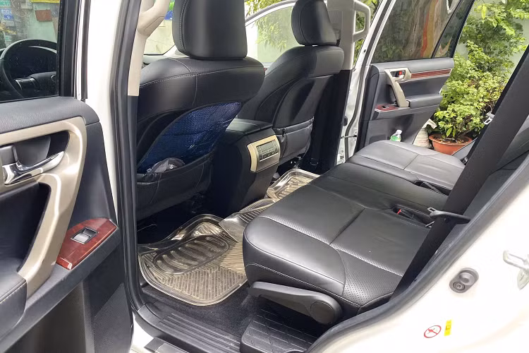 Chính giữa bảng điều khiển là màn hình giải trí sử dụng thống thông tin-giải trí “Lexus Enform”. Trang bị hệ thống âm thanh vòm cao cấp. Nội thất của các mẫu xe nhà Lexus được người dùng đánh giá cao ở ghế da mềm mại, cho cảm giác ngồi êm ái. Cabin thiết kế tiện dụng, bền bỉ và không cho cảm giác xe lỗi thời theo thời gian.