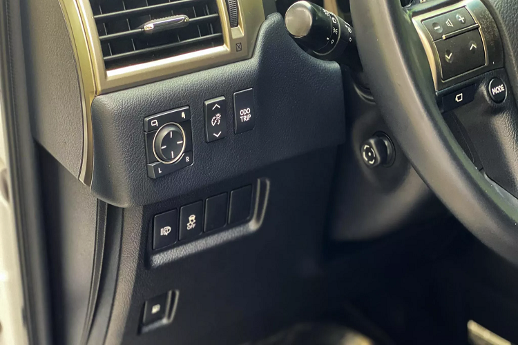 Sức mạnh được truyền xuống bốn bánh (4WD toàn thời gian), thông qua hộp số tự động 6 cấp (6AT). Hiệu suất mạnh mẽ của động cơ GX 460 là một yếu tố hấp dẫn khách hàng, khách hàng sử dụng dòng xe này dường như không quan tâm đến khoản “ngốn xăng” không hề ít của nó. Nhờ kết cấu khung rời (Body on frame) và hệ dẫn động bốn bánh toàn thời gian, GX460 còn có thể di chuyển linh hoạt nhiều địa hình