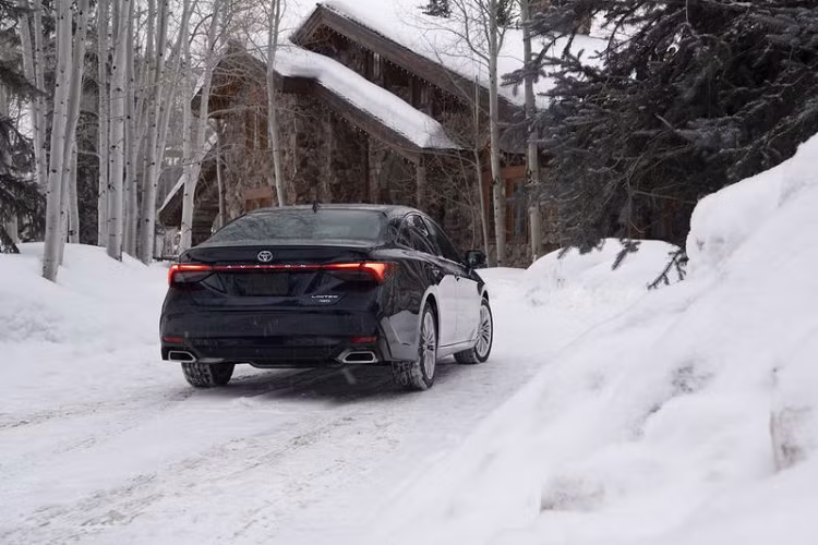 Sức mạnh của Avalon Hybrid đến từ động cơ 2.5L 4 xi-lanh kết hợp cùng hai động cơ điện, cho tổng công suất 215 mã lực và mức tiêu thụ nhiên liệu chỉ 5,47 lít / 100 km với đường đô thị, 5,35 lít / 100 km với đường cao tốc và đường hỗn hợp.