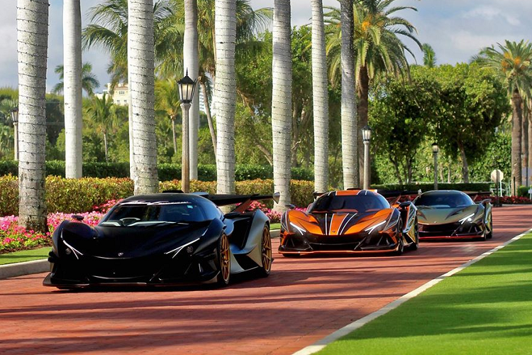 Được sản xuất giới hạn 10 chiếc, hai trên số đó đã đến tay chủ nhân và 2 chiếc xe nguyên mẫu. Trong chuyến hành trình khắp nước Mỹ đầu năm nay, ba trong số bốn chiếc siêu xe Apollo IE đã có dịp gặp mặt và lần đầu cùng nhau xuất hiện tại một sự kiện công chúng.