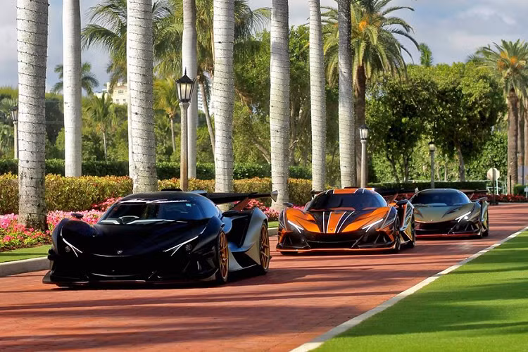 Được sản xuất giới hạn 10 chiếc, hai trên số đó đã đến tay chủ nhân và 2 chiếc xe nguyên mẫu. Trong chuyến hành trình khắp nước Mỹ đầu năm nay, ba trong số bốn chiếc siêu xe Apollo IE đã có dịp gặp mặt và lần đầu cùng nhau xuất hiện tại một sự kiện công chúng.