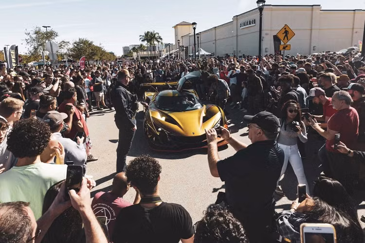 Apollo cho biết hãng chỉ sản xuất 12 chiếc Intensa Emozione, trong đó bao gồm cả hai chiếc nguyên mẫu phục vụ cho việc phát triển xe. Tất cả 10 chiếc còn lại đều đã tìm được chủ nhân với giá bán siêu xe Apollo khởi điểm từ 2,71 triệu USD. Khách hàng mua xe sẽ được yêu cầu tùy biến một cách toàn diện nhằm khiến chiếc IE của họ trở nên khác biệt với 9 chiếc IE thương mại còn lại trên khắp thế giới.