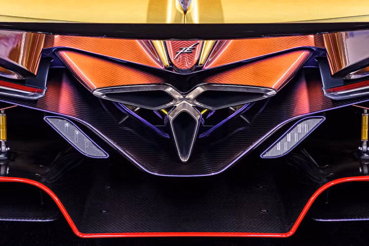 Apollo IE có khung gầm bằng sợi carbon hoàn toàn mới được hãng hợp tác phát triển với HWA AG và Capricorn Group. Không chỉ có khung monocoque bằng sợi carbon mà các khung phụ và phần chịu va của xe cũng được làm từ vật liệu nhẹ này và đạt chuẩn phân khúc LMP2 của FIA.