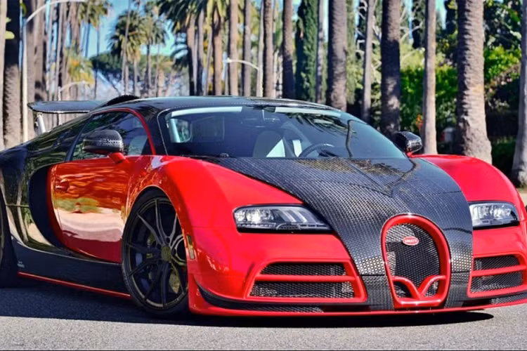  Siêu xe Bugatti Veyron đời 2008 độ Mansory đang được một đại lý tại Los Angeles rao bán với giá 1,25 triệu USD (khoảng hơn 28,8 tỷ đồng). Đây là một trong số ít những chiếc Veyron Mansory Linea Vivere và là chiếc duy nhất có màu đỏ ngoại thất.