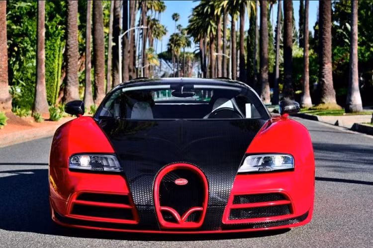 Ngoại hình của xe đã được nâng cấp, dễ nhận thấy ở phần đầu xe. Mẫu hypercar từ Pháp sở hữu lưới tản nhiệt hình móng ngựa được tinh chỉnh, nắp capo làm bằng sợi carbon bóng.