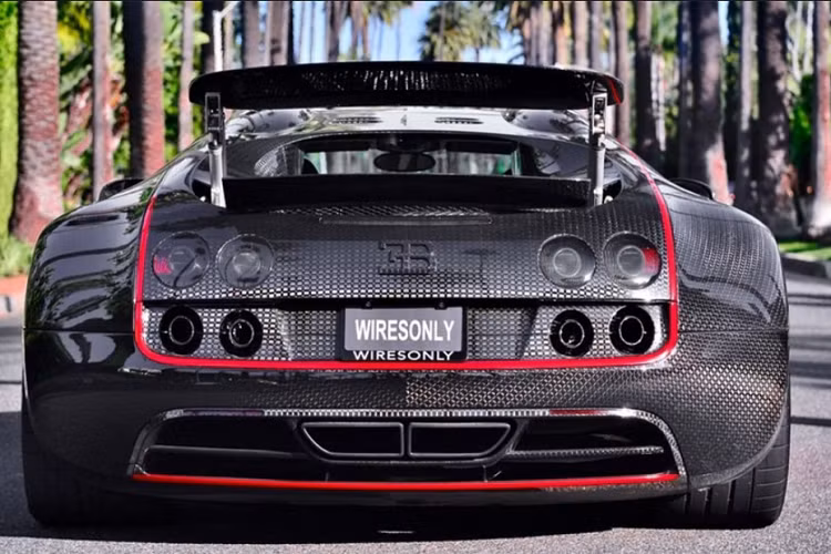Hãng độ Mansory trang bị cho Bugatti Veyron hàng độc này bộ ốp sườn tùy chỉnh, mui xe thiết kế mới, cản sau cũng làm từ sợi carbon. Gói độ tạo ra ngoại hình hấp dẫn hơn cho mẫu siêu xe này.