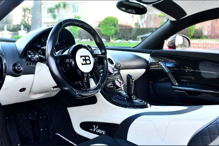 Bên trong cabin cũng có sự thay đổi. Giống với bề ngoài, nội thất được trang trí bằng những chi tiết làm từ sợi carbon bóng, bao gồm vô lăng, bảng điều khiển trung tâm, lẫy chuyển số, cụm công tắc và ốp cửa.