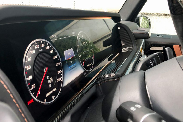 Về trang bị động cơ, Mercedes-AMG G63 sử dụng động cơ V8 4.0L tăng áp kép, cho công suất 577 mã lực và mô-men xoắn 850Nm, kết hợp với hộp số tự động 9 cấp. G63 AMG có thể tăng tốc từ 0-100km/h trong 4,5 giây trước khi đạt tốc độ tối đa 220km/h.