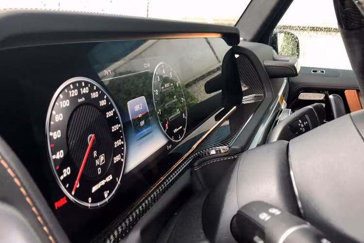 Về trang bị động cơ, Mercedes-AMG G63 sử dụng động cơ V8 4.0L tăng áp kép, cho công suất 577 mã lực và mô-men xoắn 850Nm, kết hợp với hộp số tự động 9 cấp. G63 AMG có thể tăng tốc từ 0-100km/h trong 4,5 giây trước khi đạt tốc độ tối đa 220km/h.