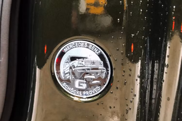 Điểm nhận biết chính là ở bộ cản dưới bằng kim loại sơn đen bóng, đây là một trang bị bắt buộc đối với các xe G-Class khi bán ra ở nước này. Bên cạnh đó, để gia tăng thêm tính nổi bật và sự cá nhân hoá cho chiếc xe, chủ nhân cũng trang bị hàng loạt các option đắt tiền khác.