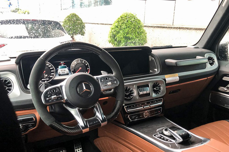 Với 2 màn hình lớn được thiết kế kéo dài giống với E-Class và S-Class. Cửa gió điều hoà được mô phỏng với thiết kế của tua-bin máy bay chiến đấu. Vô lăng 4 chấu kim loại mạ crome, bọc da cao cấp. Màn hình hiển thị thông tin dạng số hoá cho chất luợng hiển thị tối ưu. Trên đỉnh vô lăng có vạch đỏ để nhận biết đây là mẫu xe hiệu suất cao. Logo AMG gắn ở dưới vô lăng.