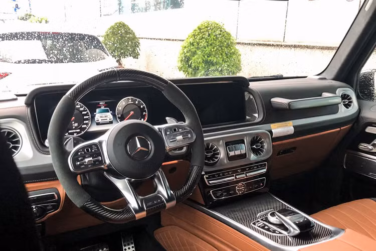 Với 2 màn hình lớn được thiết kế kéo dài giống với E-Class và S-Class. Cửa gió điều hoà được mô phỏng với thiết kế của tua-bin máy bay chiến đấu. Vô lăng 4 chấu kim loại mạ crome, bọc da cao cấp. Màn hình hiển thị thông tin dạng số hoá cho chất luợng hiển thị tối ưu. Trên đỉnh vô lăng có vạch đỏ để nhận biết đây là mẫu xe hiệu suất cao. Logo AMG gắn ở dưới vô lăng.