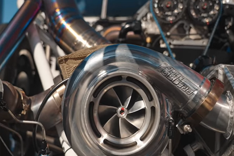 Một trong những thứ nổi bật nhất là cái lỗ lớn ở tấm cản va phía trước, hé lộ phần tua-bin của bộ tăng áp. Nó trông có vẻ ngớ ngẩn và thiếu thẩm mỹ, nhưng bạn sẽ không thể cười khi biết rằng chiếc xe này có thể làm được những gì.