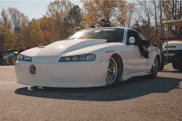 Tuy nhiên, cân nhắc việc hiệu suất xe có thể được điều chỉnh bằng vô số cách thức, ta không bao giờ có thể biết được giới hạn thực sự của Nissan 240SX S15 “White Rice” là ở đâu.