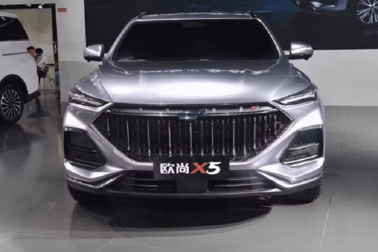 Quay trở lại với Oshan X5 đời mới, nó là một mẫu SUV phong các và có chất thể thao hoàn toàn mới. Trên thực tế là tước khi đến với Triển lãm Ô tô Thành Đô 2020, Oshan X5 đã có màn ra mắt tại một sự khác khác cũng ở Trung Quốc là Triển lãm Ô tô Trùng Khánh 2020 diễn ra vào tháng trước.