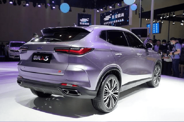 Đối với phía đuôi, chiếc xe có áp dụng thiết kế đèn hậu tương tự như đèn pha phía trước. Đồng lúc đó, đuôi xe cũng có sử dụng những kỹ thuật thiết kế phổ biến của SUV thể thao. Trọng tâm của toàn bộ phía sau nằm tương đối cao, cộng thêm một cánh gió lớn phía trên và ống xả đối xứng hai bên, tất cả tạo nên một cảm giác chuyển động mạnh mẽ.