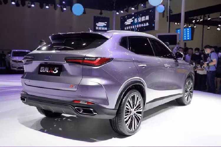 Đối với phía đuôi, chiếc xe có áp dụng thiết kế đèn hậu tương tự như đèn pha phía trước. Đồng lúc đó, đuôi xe cũng có sử dụng những kỹ thuật thiết kế phổ biến của SUV thể thao. Trọng tâm của toàn bộ phía sau nằm tương đối cao, cộng thêm một cánh gió lớn phía trên và ống xả đối xứng hai bên, tất cả tạo nên một cảm giác chuyển động mạnh mẽ.