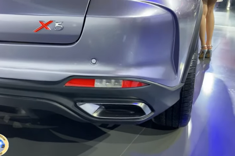 Nhìn sang phía sườn, chiếc xe cũng có những đường gân, nếp gấp rất rõ ràng, tạo cảm giác ba chiều và mang tính thể thao hơn. Bên cạnh đó, Oshan X5 có trang bị một bộ la-zăng khá lớn với thiết kế chấu dày đặc ở trung tâm để tương xứng phong cách tổng thể. Trên phương diện kích thước, dựa theo một số nguồn tin chính thức, X5 có chiều dài 4.490 mm, rộng 1.860 mm, cao 1.580 mm, và trục cơ sở 2.710 mm.