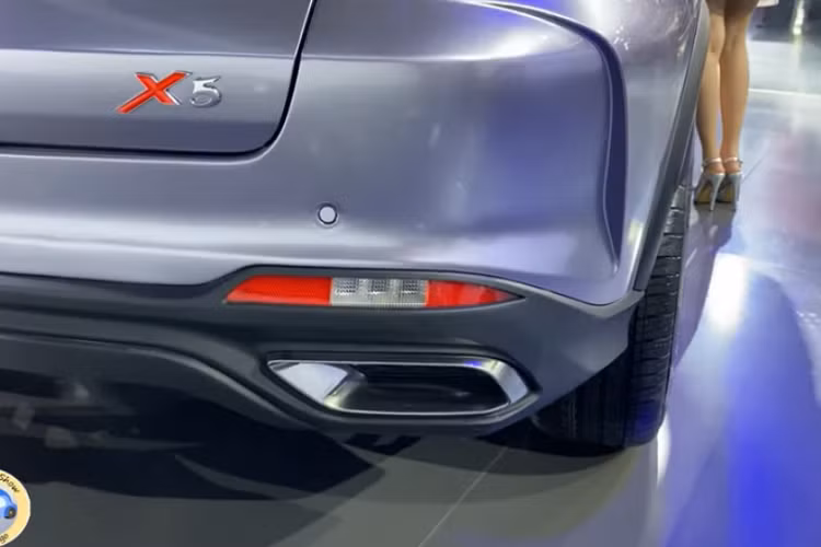 Nhìn sang phía sườn, chiếc xe cũng có những đường gân, nếp gấp rất rõ ràng, tạo cảm giác ba chiều và mang tính thể thao hơn. Bên cạnh đó, Oshan X5 có trang bị một bộ la-zăng khá lớn với thiết kế chấu dày đặc ở trung tâm để tương xứng phong cách tổng thể. Trên phương diện kích thước, dựa theo một số nguồn tin chính thức, X5 có chiều dài 4.490 mm, rộng 1.860 mm, cao 1.580 mm, và trục cơ sở 2.710 mm.